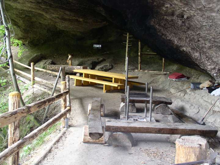 Brandenfelshöhle mit Feuerstelle