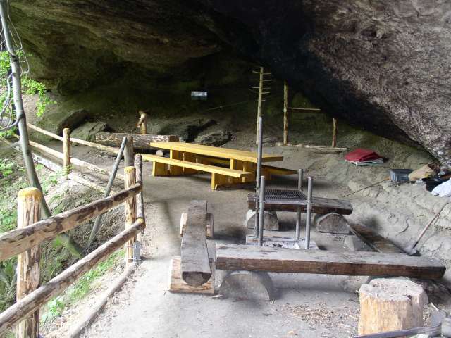 Brandenfelshöhle mit Feuerstelle