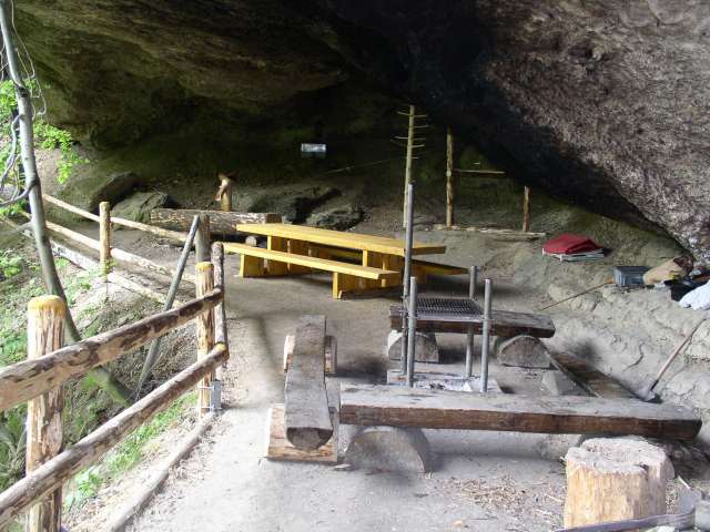 Brandenfelshöhle mit Feuerstelle